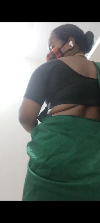 Dirty tamil aunty in saree and tight blouse ????