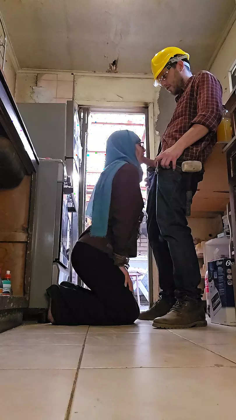 Mia Niqab Paying the builder