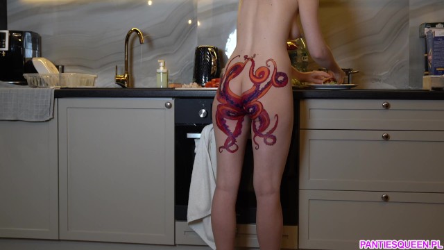 Naked housewife with octopus tattoo on ass cooks dinner