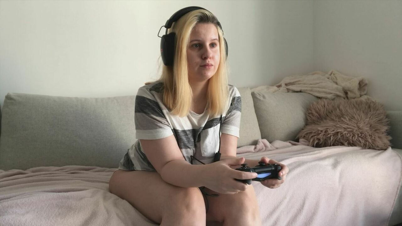 German Gamer Girl Lisa2001 – Stunning BBW Teen masturbates