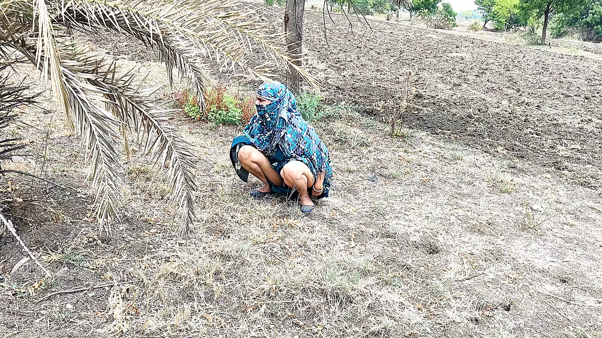 Komal, you are weeping on the side of the road like this, people's land stands up, doesn't it?